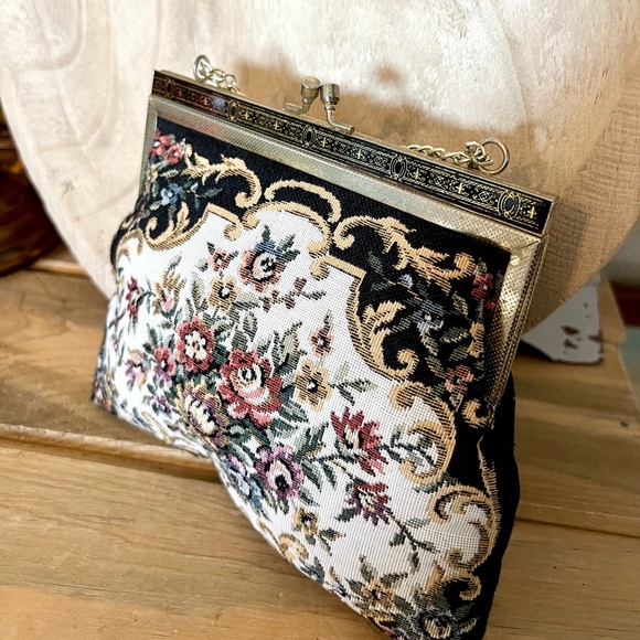 Vintage black & white floral tapestry carpet mini purse with gold filigree trim - Picture 4 of 4